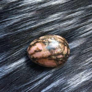 Каменное яйцо «Родонит» (маленькое)