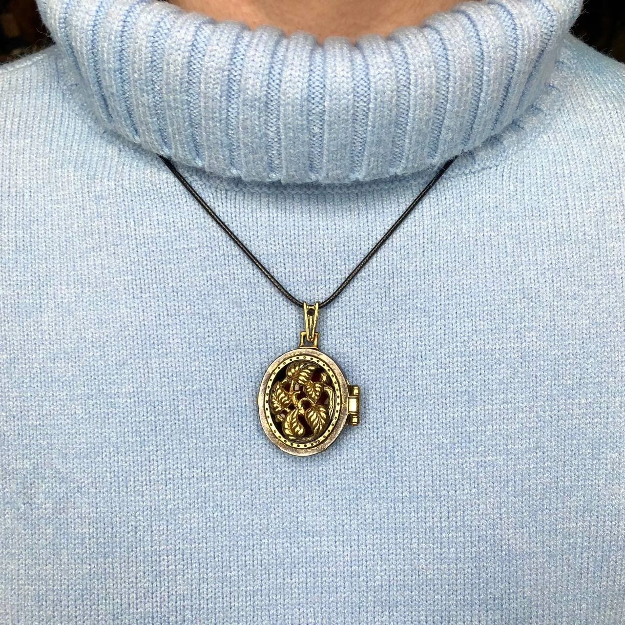 Медальон «Вьюнок» с янтарем